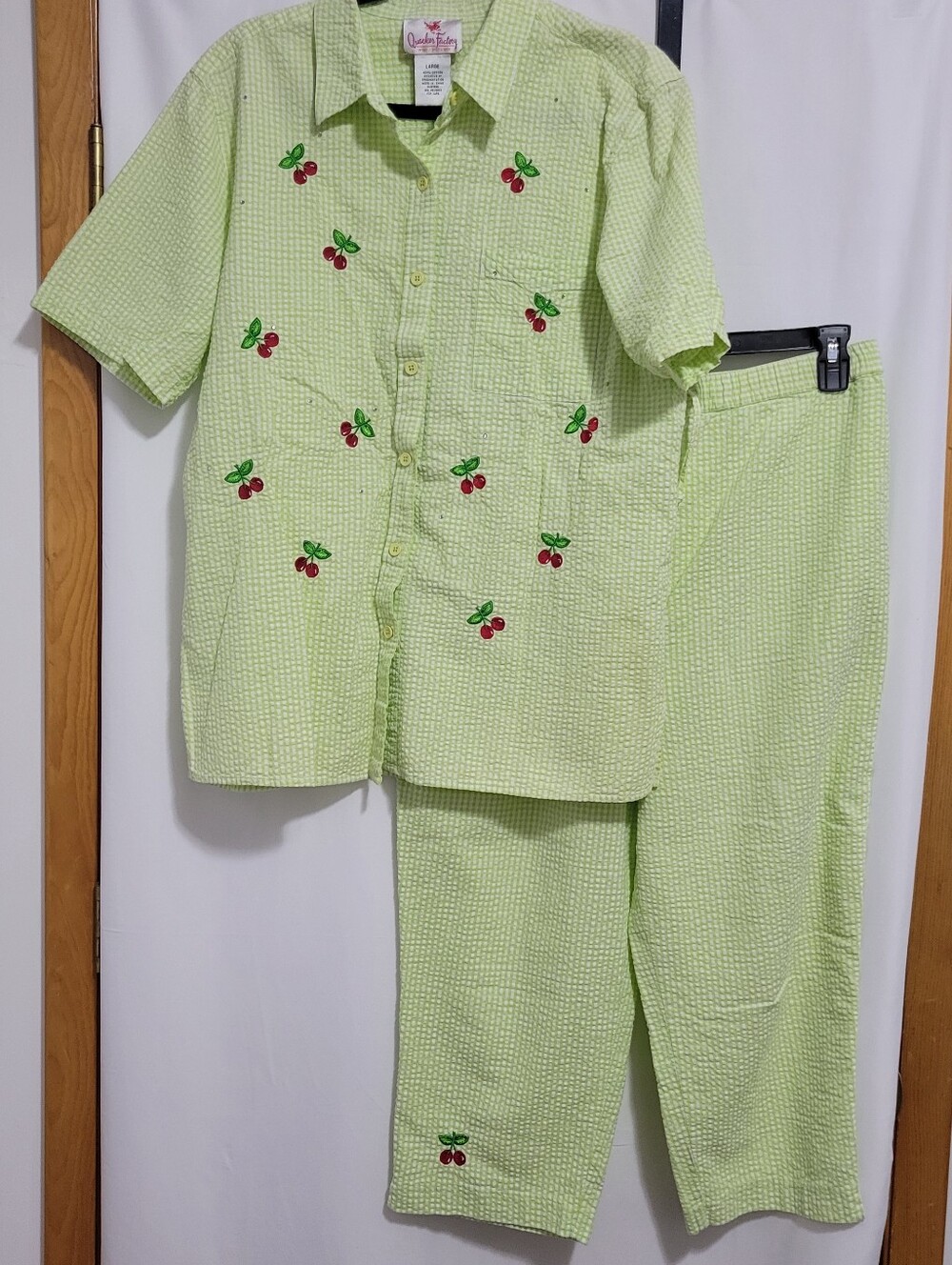 Women's Quacker Factory S/S top and capri set. Green/white gingham. Size L
